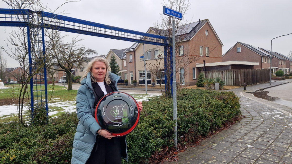 Monique Doldersum met de AED voor Plevier en Pijlstaart