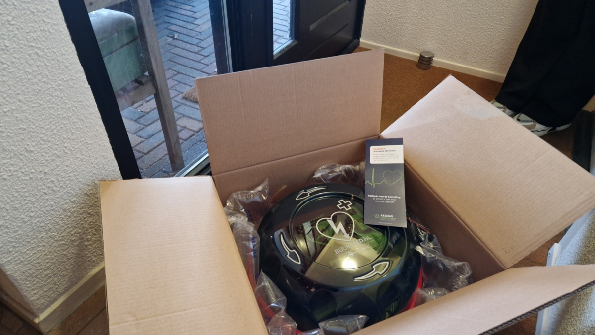 AED in doos bij Monique Doldersum thuis