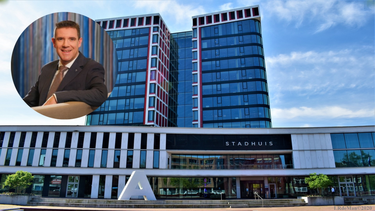 Foto stadhuis met Van Mierlo