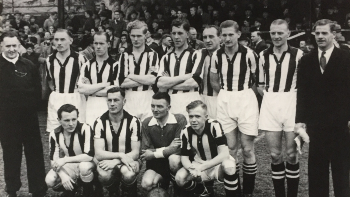 Elftal foto Heracles 1950 met Gerrit Pezij