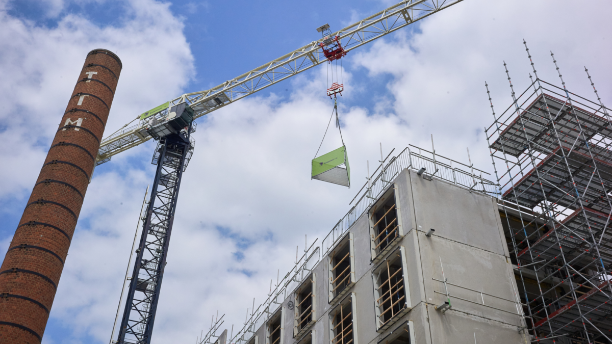 bouwen - Tetem - hijskraan - bouwplaats - schoorsteen