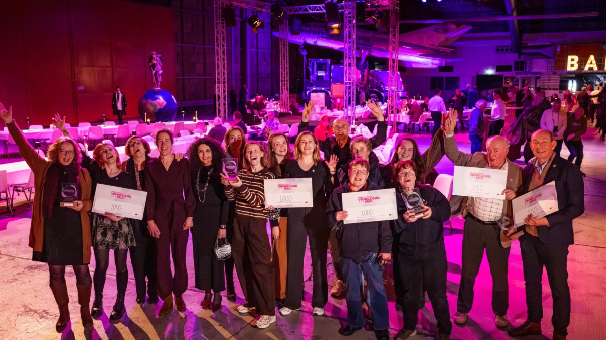 Ayse Kadan vijfde van links tijdens de uitreiking van de Overijsselse vrijwilligersprijzen