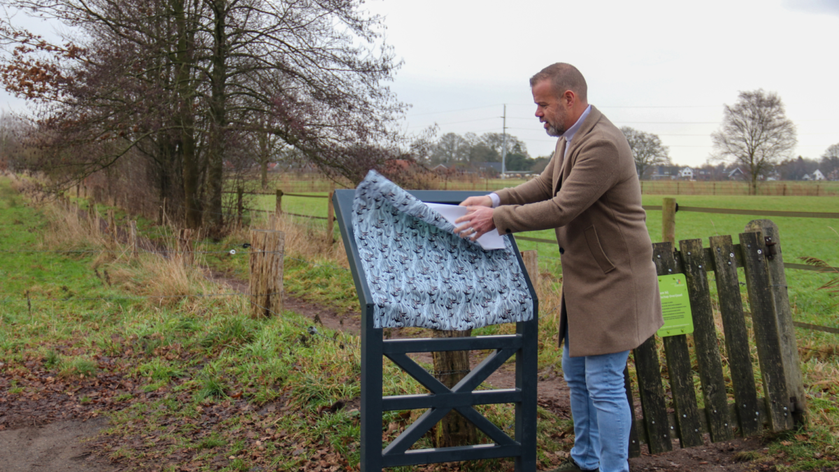 Wethouder Niels van den Berg onthult informatiebord Esmarke Enschede