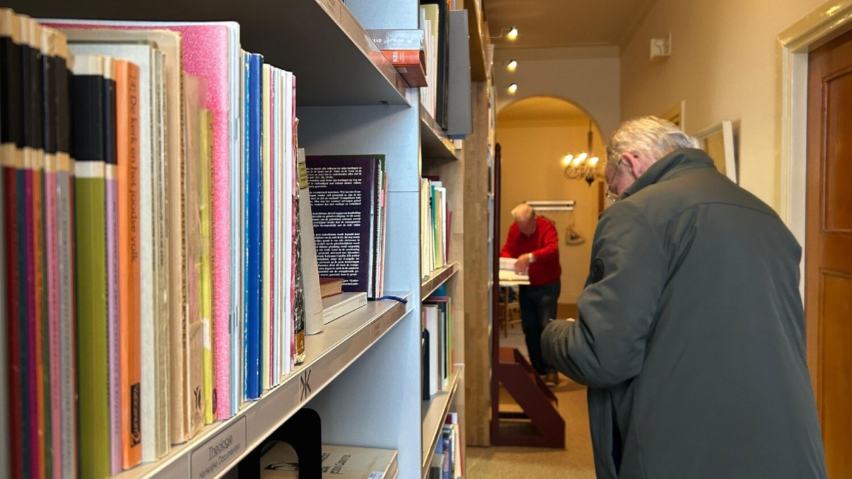 29012026 Tonny met zijn boeken