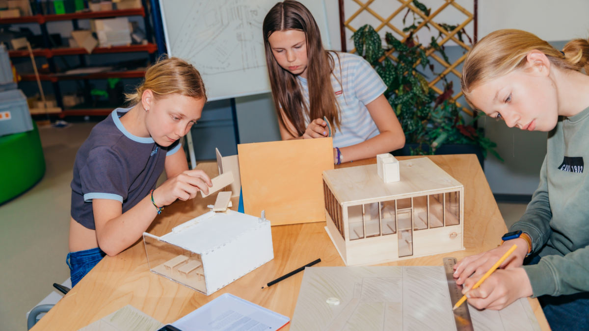 Technasiumleerlingen aan het werk