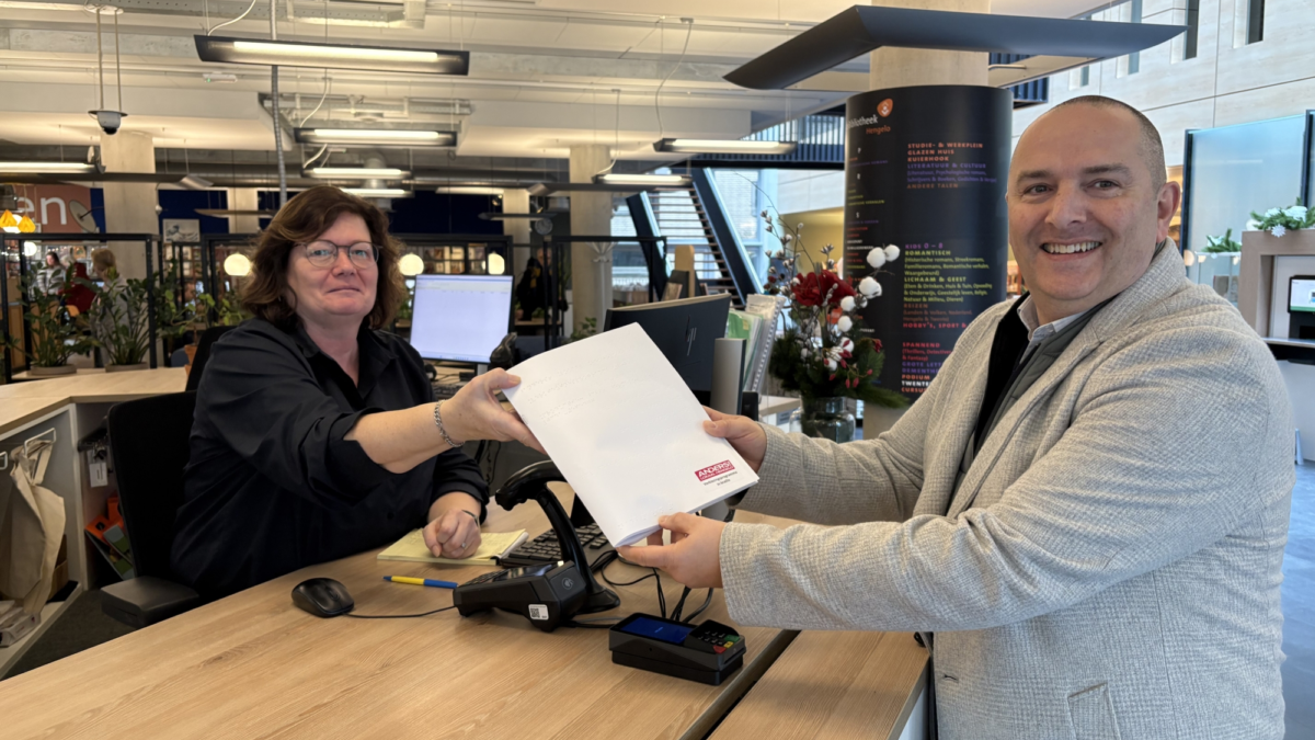 260201 ANDERS overhandiging Braille Bibliotheek Hengelo