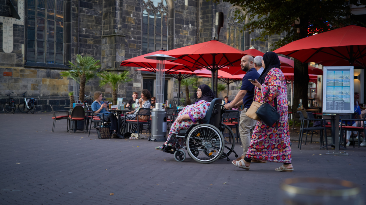 hoofddoek - allochtoon - rolstoel - Oude Markt