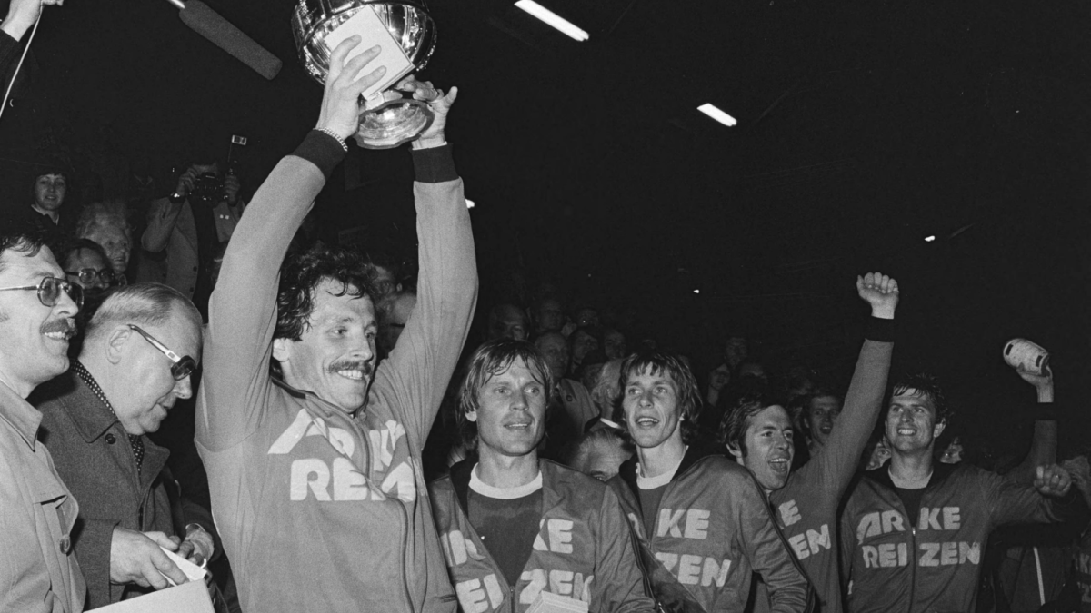 Epi Drost houdt de KNVB Beker in de lucht, 1977