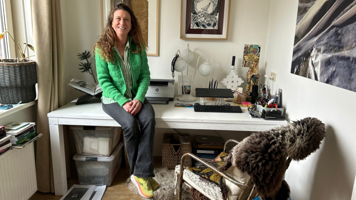 Nathalie van Barneveld op haar schrijfplek