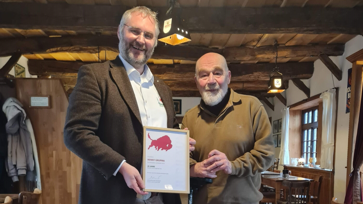 Dr Nils Kramer uberreicht Henny Grijpma seine Urkunde 03 Tierparkarchiv