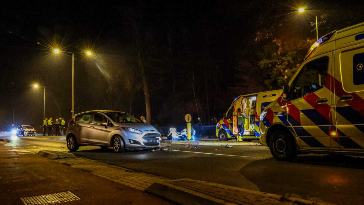 Motoragent gewond na aanrijding in Lonneker