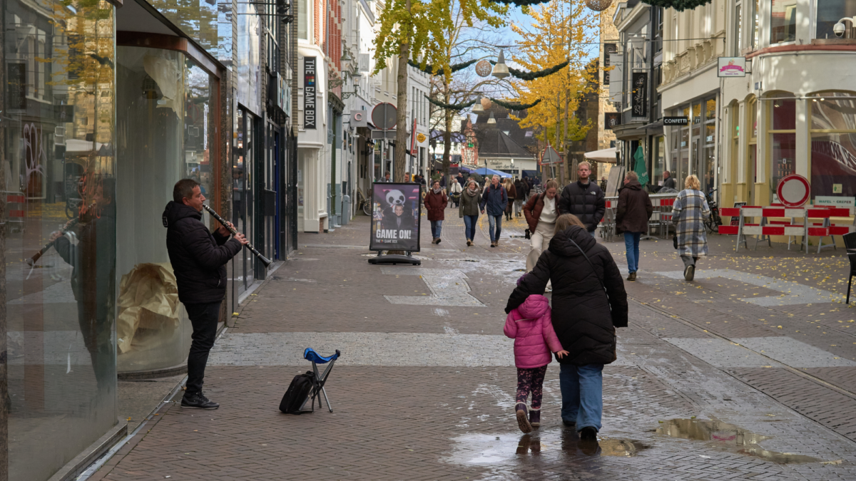 Moeder - kind - straatmuzikant - Marktstraat