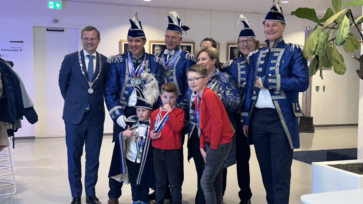 Het college van B&W samen met de kinderen van het prinsenpaar