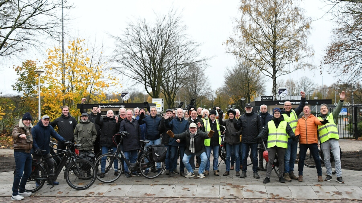 Supportersvereniging Black White fietsen naar Tubbergen