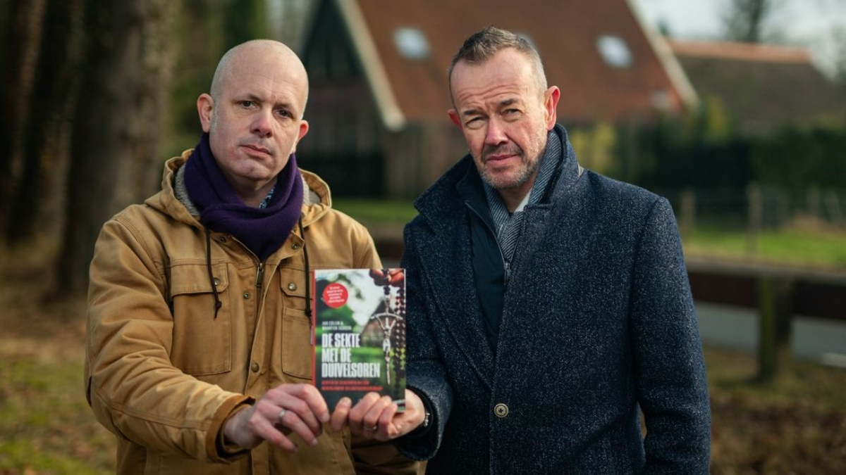 Auteurs Maarten Schoon en Jan Colijn voor de sekteboerderij.