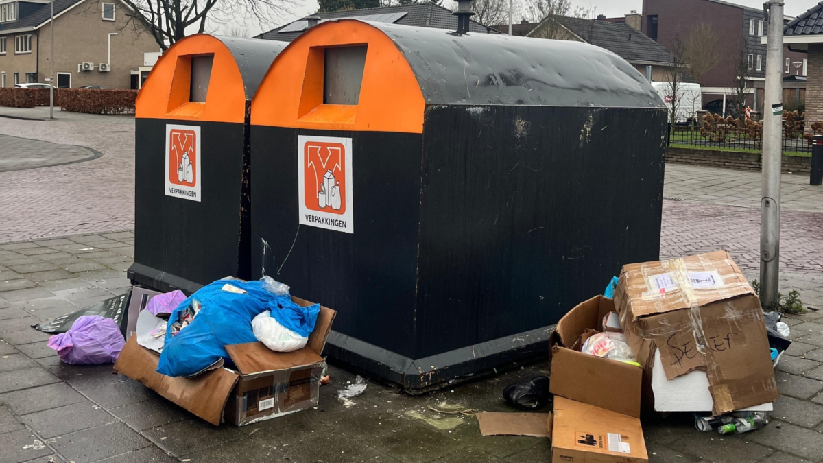 Afvaloverlast Enschede foto Kaya Minnegal