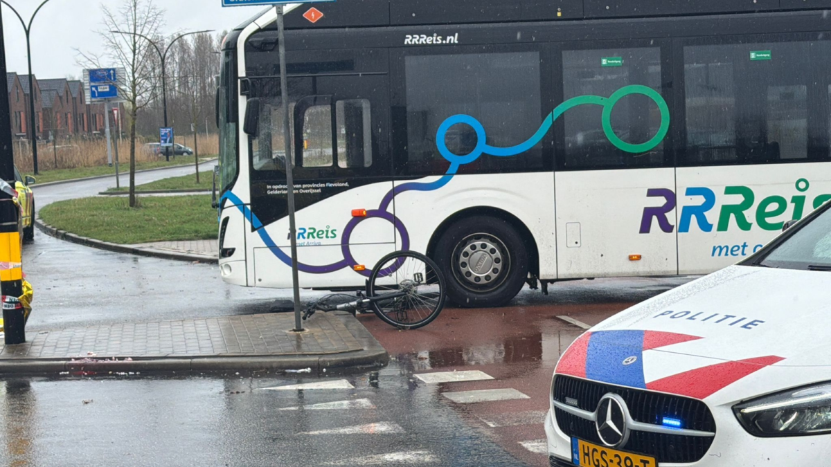 Aanrijding fietser met lijnbus Sluiskade Noordzijde