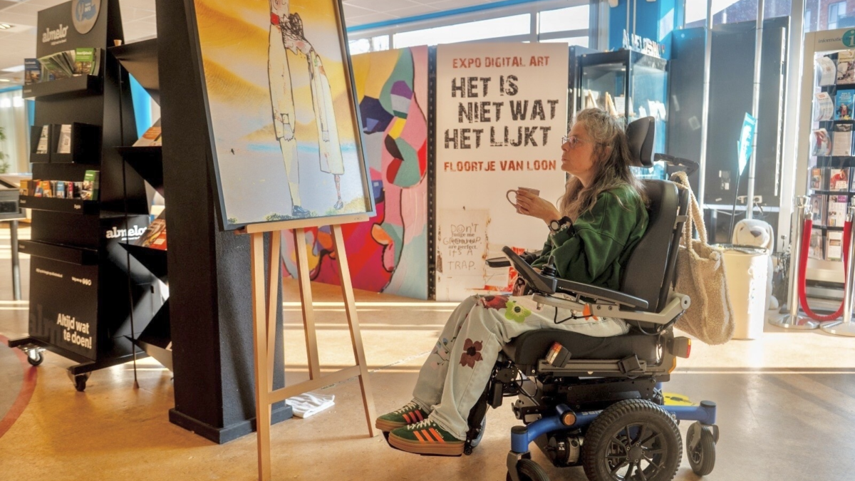 Floortje van Loon bij het veilingstuk uit eigen collectie met de veel betekenende kop koffie