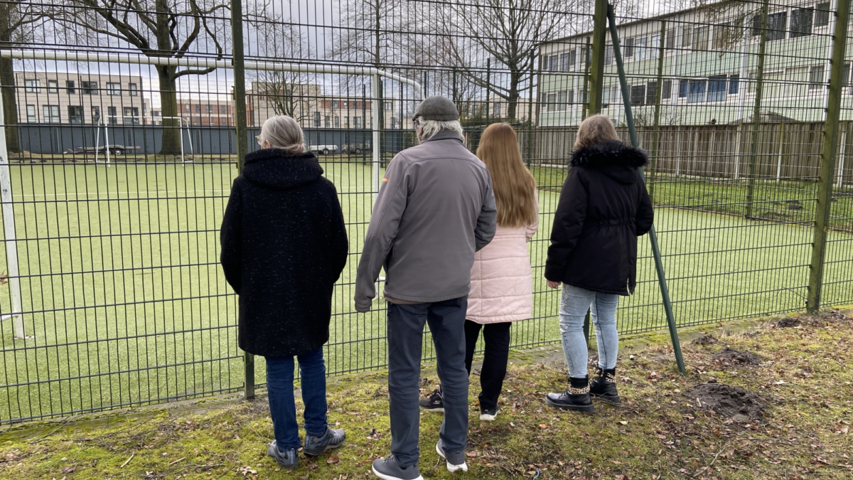 Bewoners Hekselbrik zijn voetbalkooi in hun wijk zat