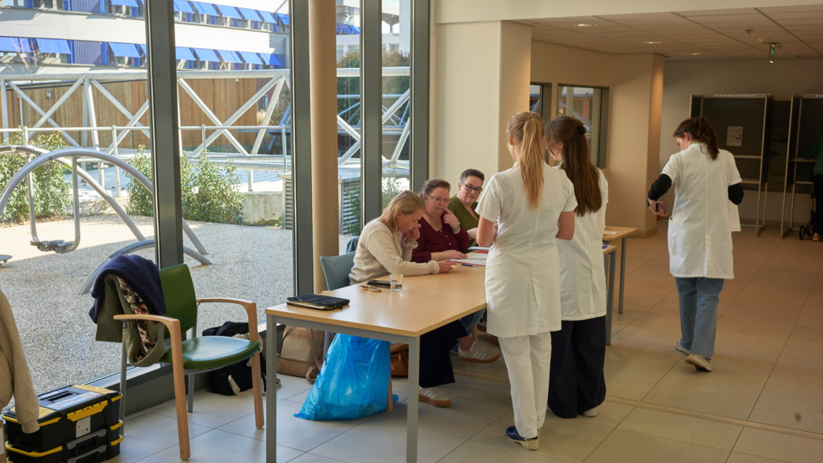 Stembureau - MST - verkiezingen - verpleegster