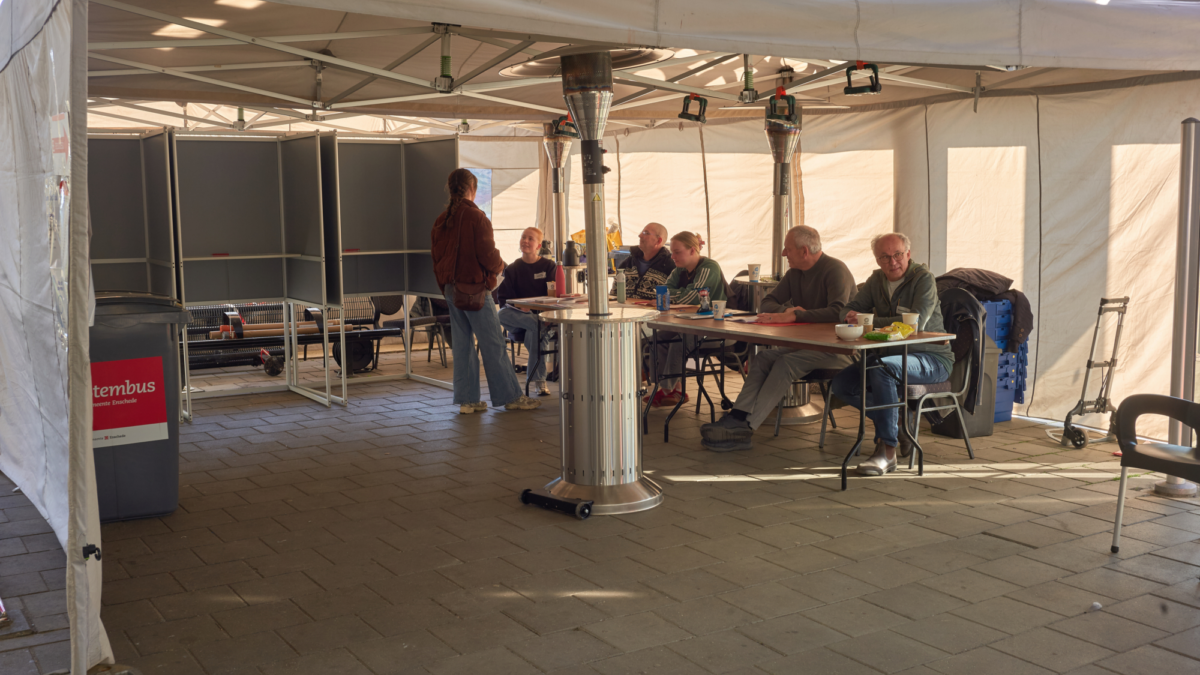 Stembureau - pop-upstembureau - verkiezingen - station - perron