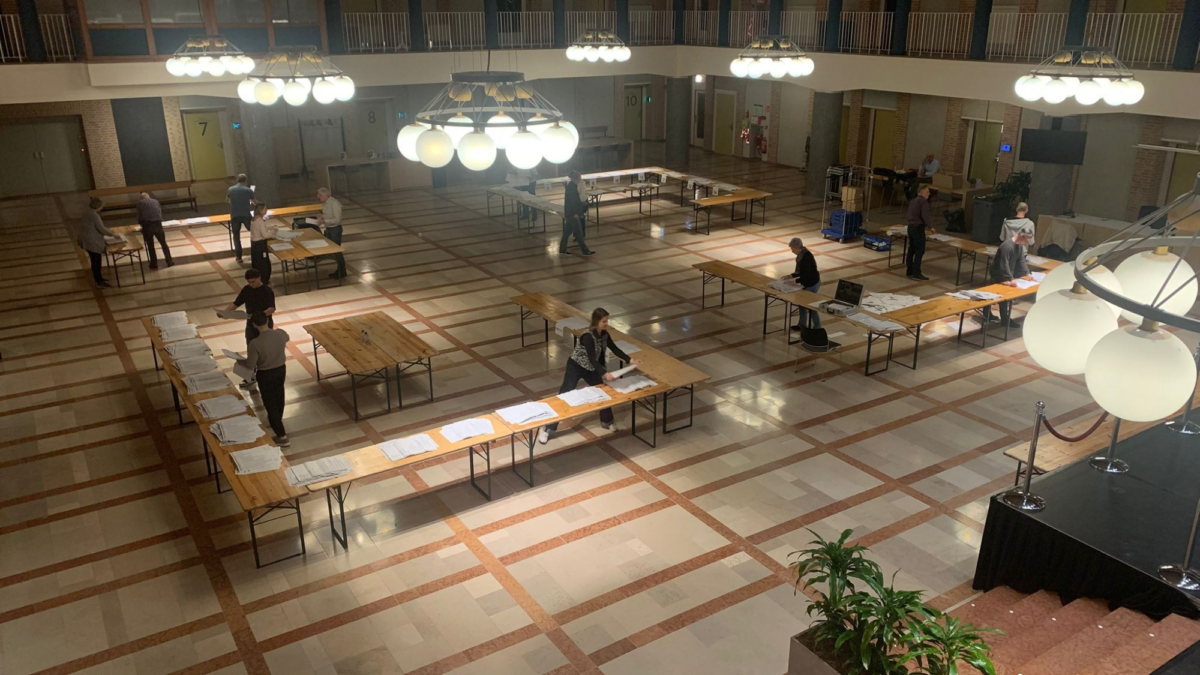 Foto stemmen tellen stadhuishal 1twente