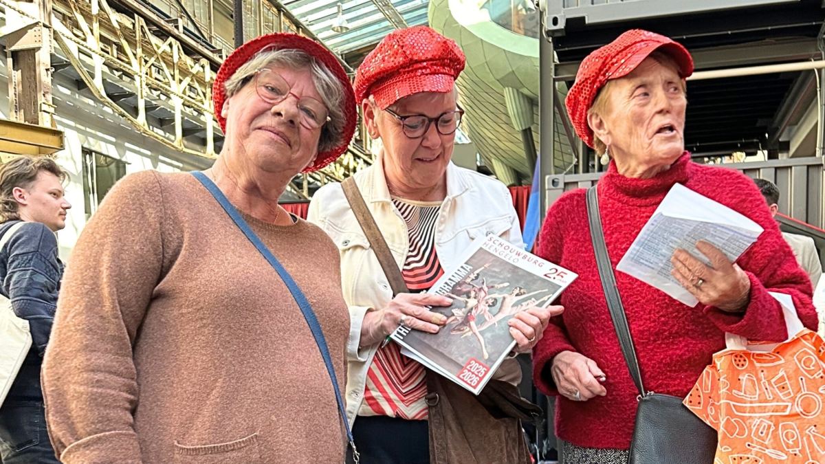 De drie dames met hun rode hoed tijdens de Hengelose Slingerbeurs