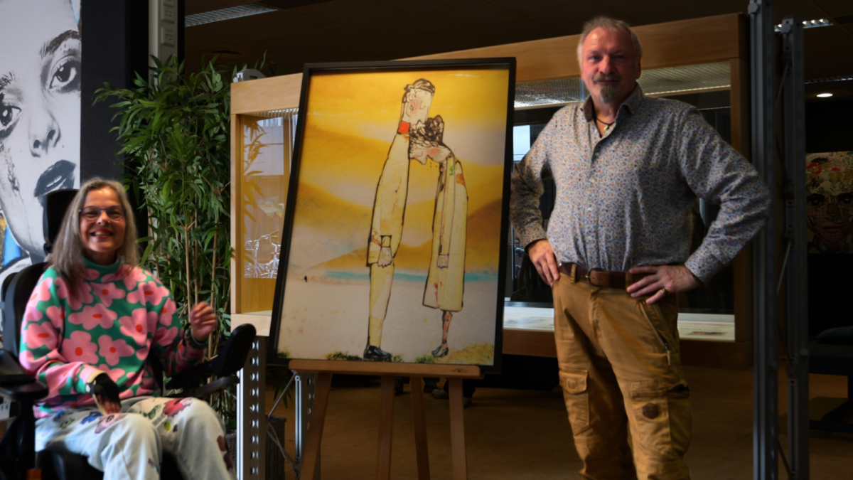 Floortje en Hendrik Jan bij kunstwerk