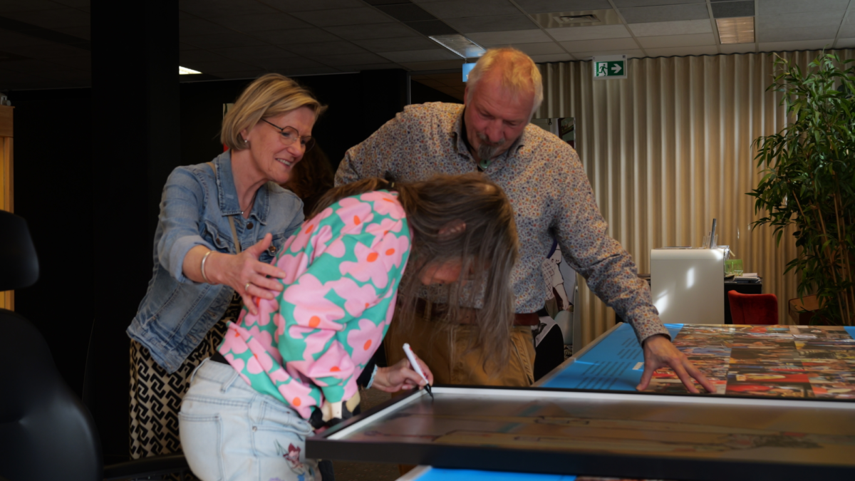 Floortje ondertekent