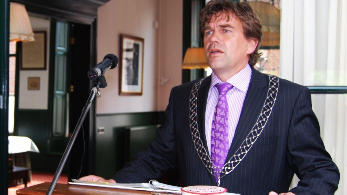 Henk Winkelhuis met ambtsketen