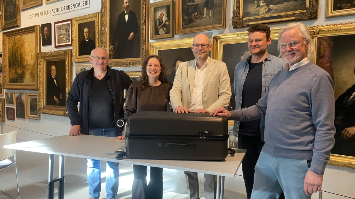 20260408 Enschede700 koffer foto 1 Twente Niels Veurink 3