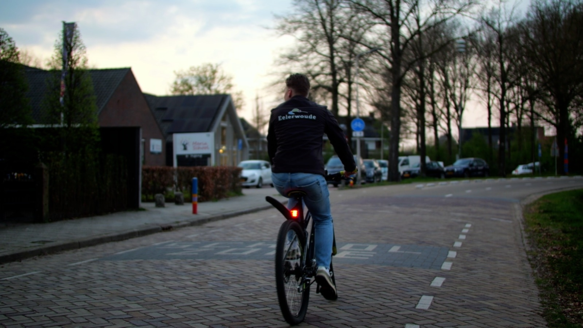 Eelerwoude fiets op de fiets door de wijk opzoek naar vleermuizen
