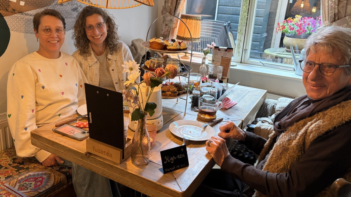 Oma Hermien met dochters bij Blond