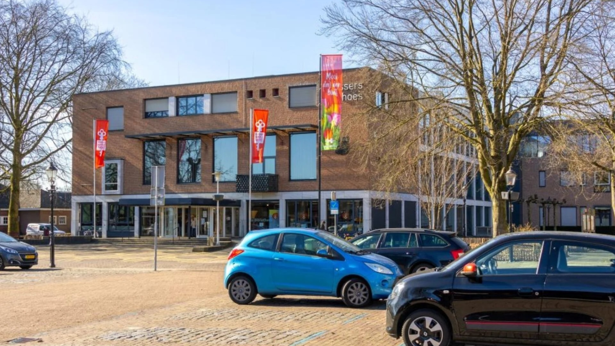 Parkeren op het Raadhuisplein.