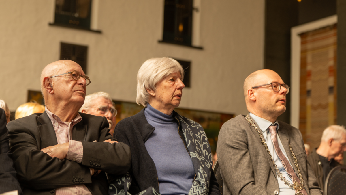 Bijeeenkomst struikelstenen stadhuis enschede 20260510 03