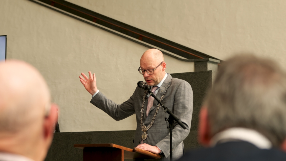 Bijeeenkomst struikelstenen stadhuis enschede 20260510 roelof bleker