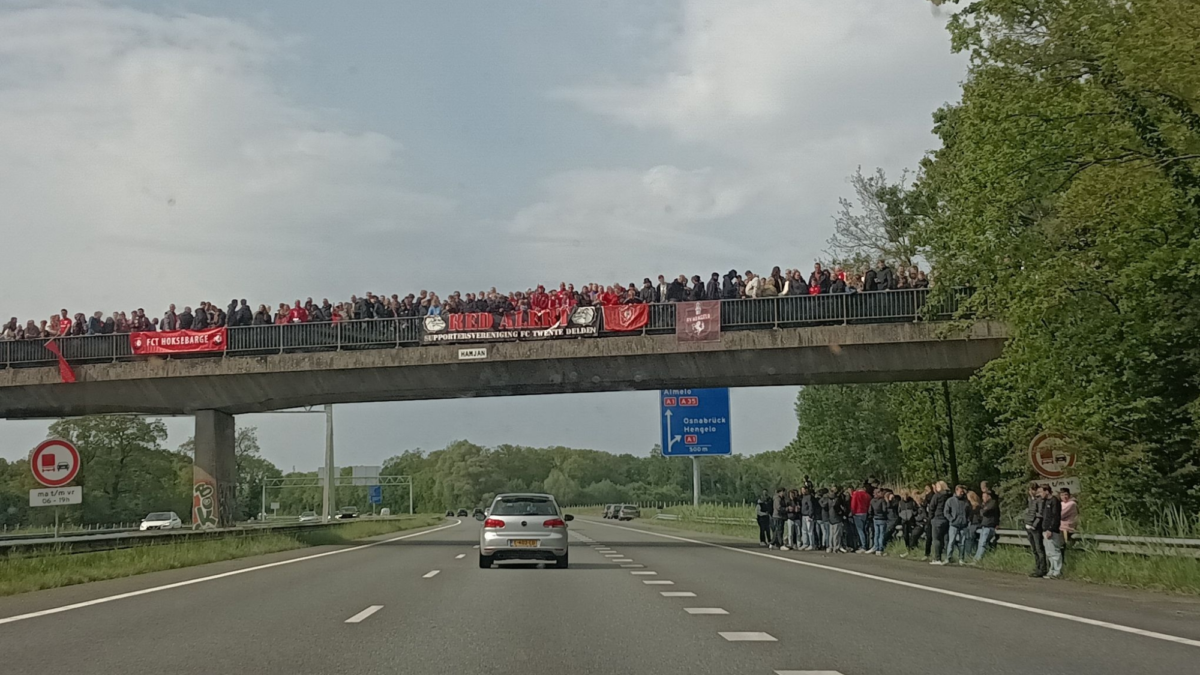 Uitzwaai actie FC Twente PSV foto Mark Spoelstra