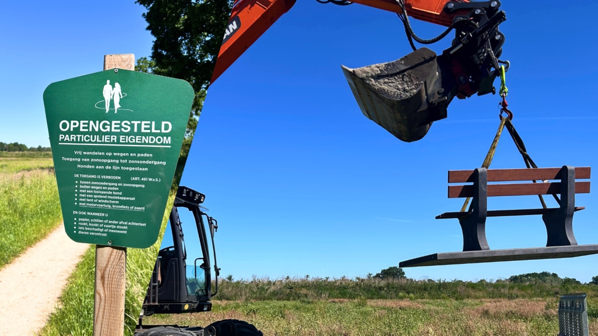 Plaatsing bankjes Aalanderveld