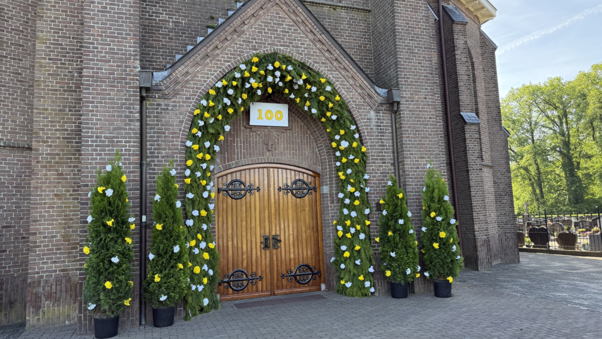 Saasveld Plechlemus versierde kerk
