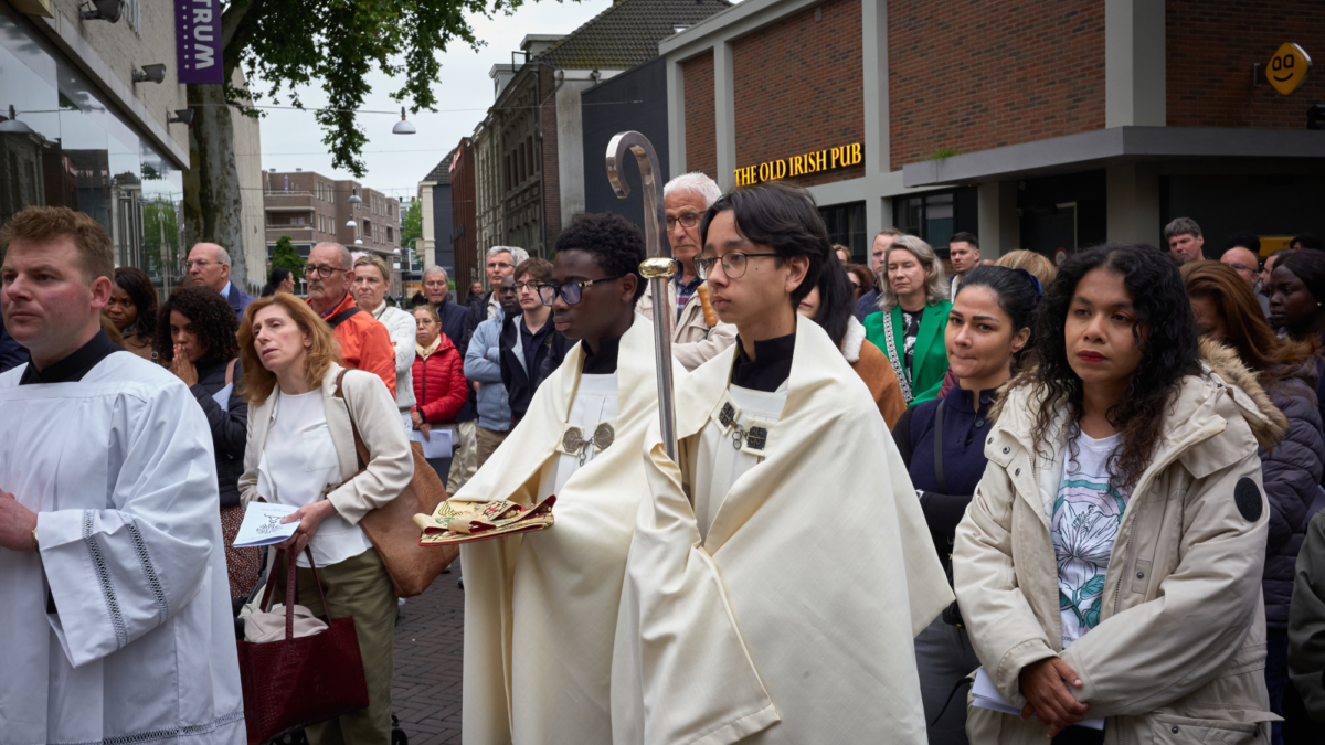 Processie 5 Ted Hoogenboom hulpbisschop monstrans c Ernst Bergboer