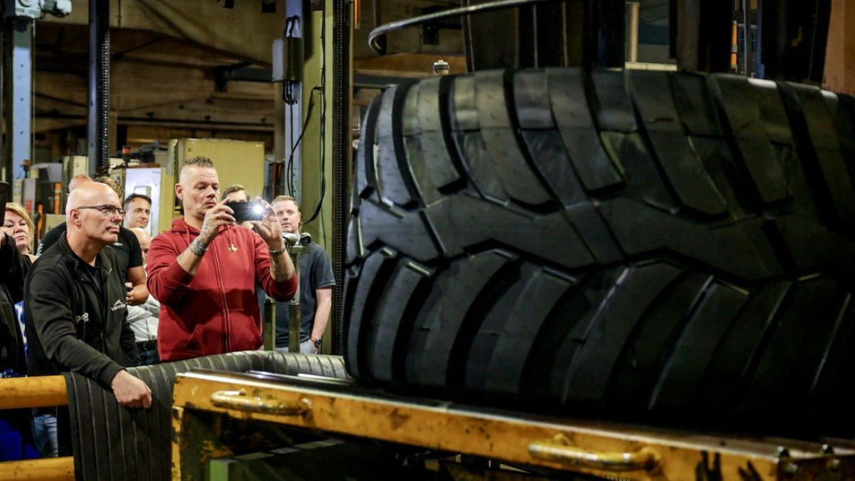Laatste band rolt van de productielijn Apollo Vredestein Enschede