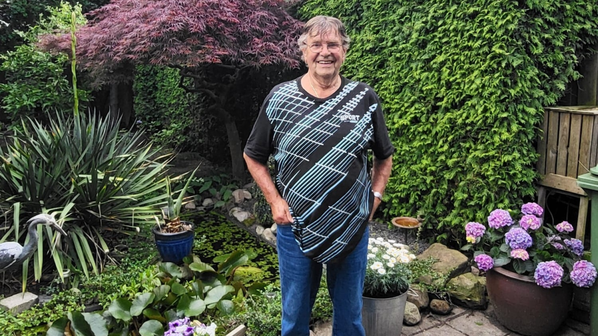 Theo Wildenborg in zijn tuin
