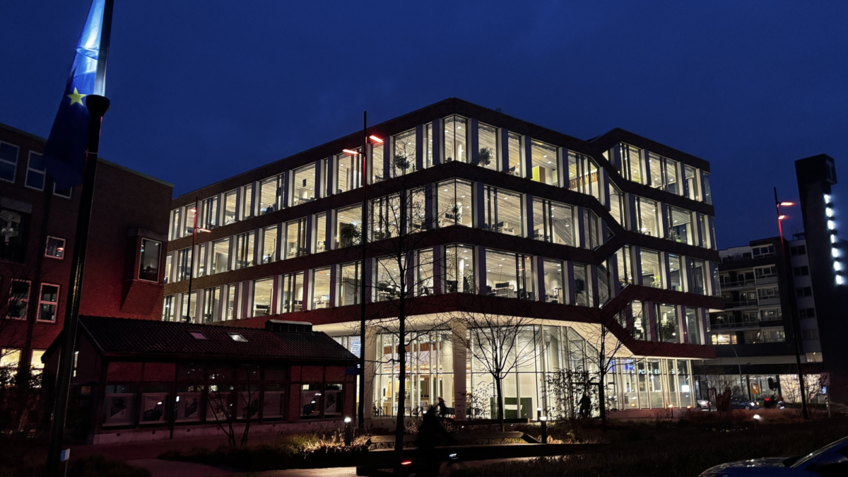 2060617 IMG 1251 stadskantoor hengelo savonds