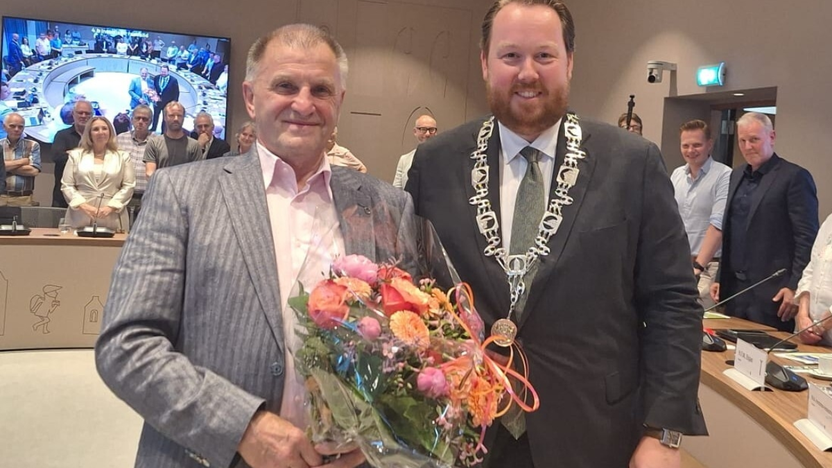 Losser Jan Peters met bloemen