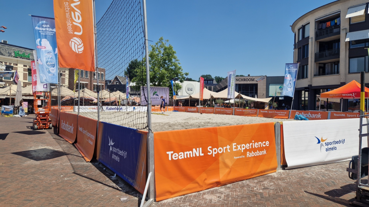 Beachvolleybalveld op het marktplein