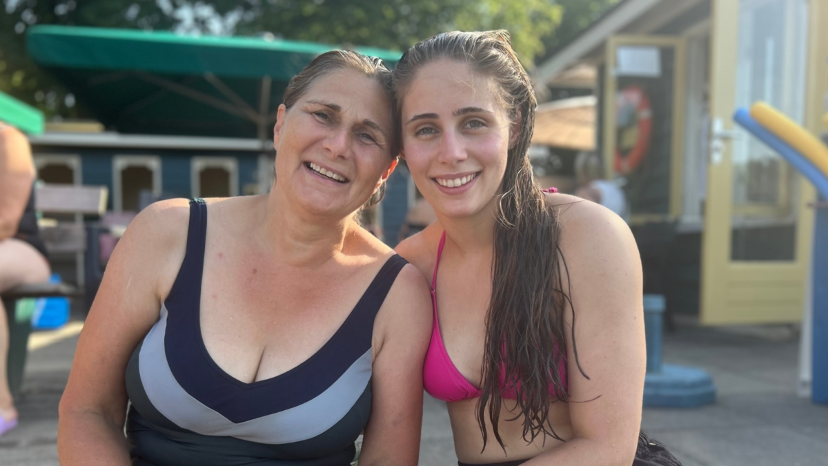 Foto moeder en dochter bij het Tuindorpbad