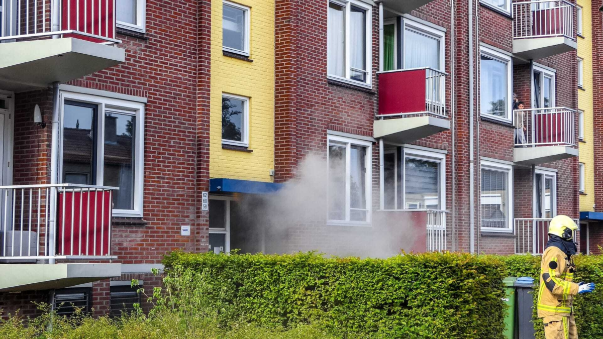 20260630 brand flatgebouw enschede grasmaaier Paulus Potterstraat 01