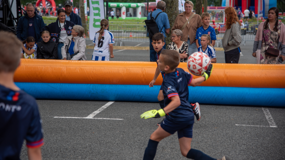 Keeper met bal in handen Bernard Van Heek Cup Open Dag FC Twente 2026 01