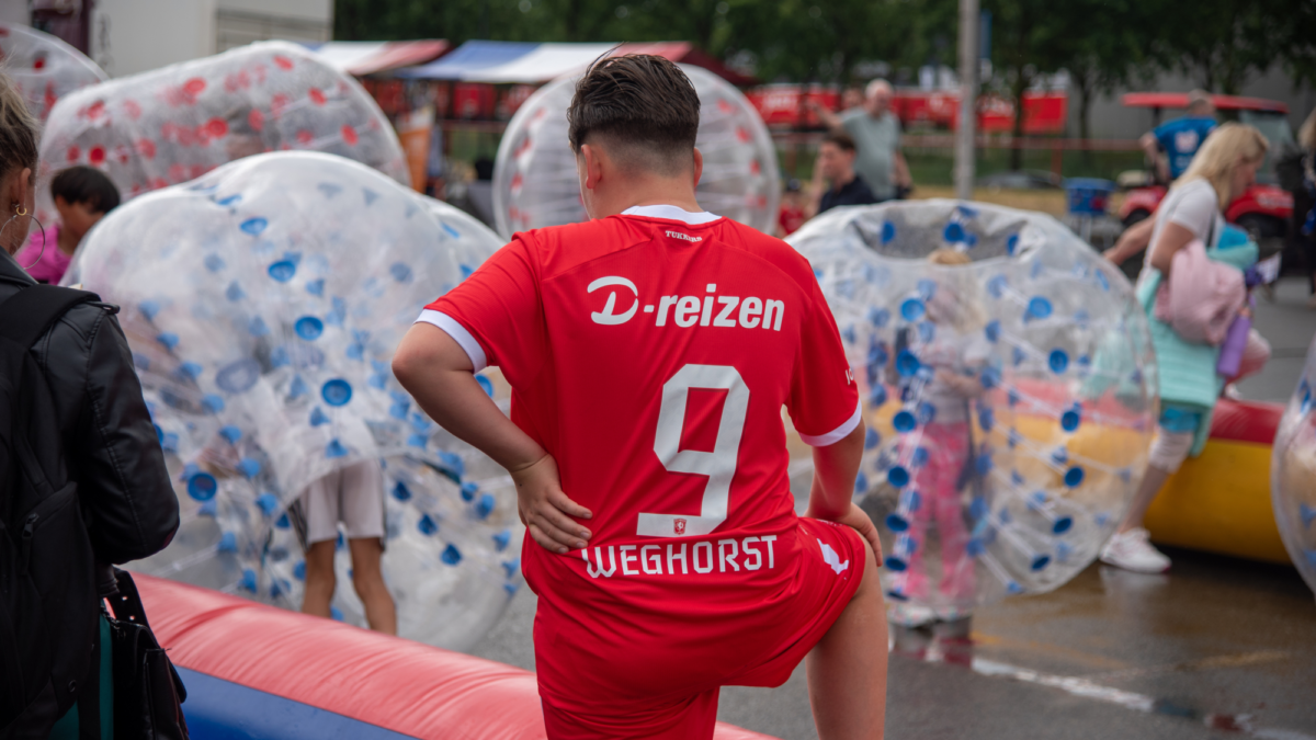 Kind met Wout Weghorst-shirt Open Dag FC Twente 2026 05