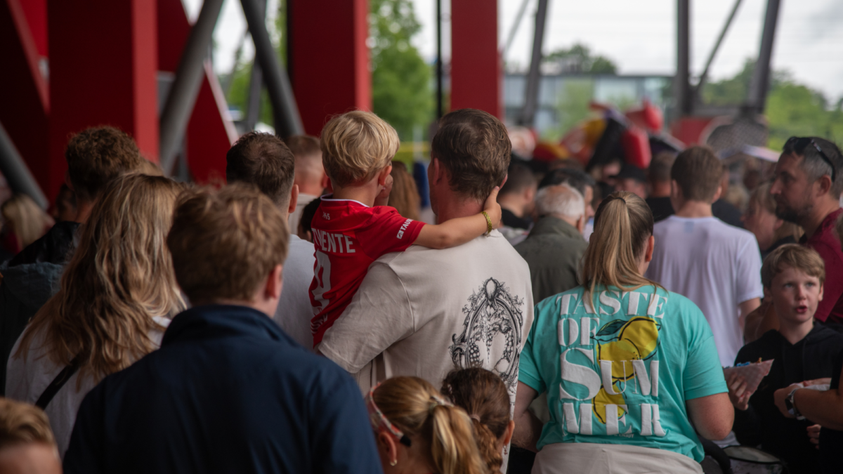 Kind gedragen door vader Open Dag FC Twente 2026 06